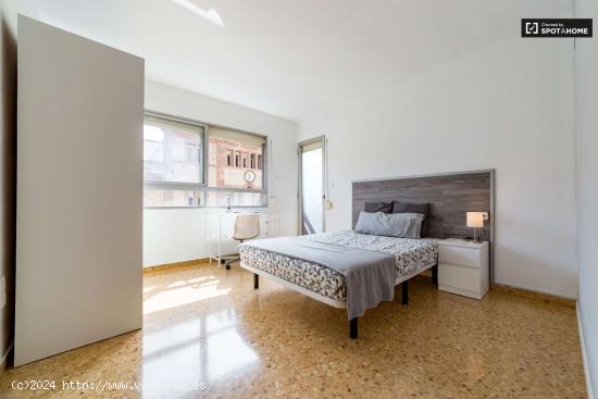 Habitación luminosa con armario independiente en un apartamento de 5 dormitorios, La Saïdia - VALE