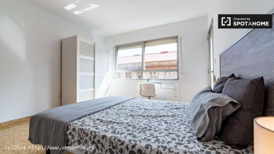 Habitación luminosa con armario independiente en un apartamento de 5 dormitorios, La Saïdia - VALE