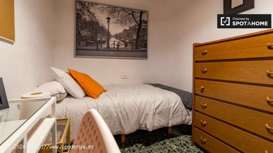 Habitación soleada con cama individual en alquiler en Quatre Carreres - VALENCIA