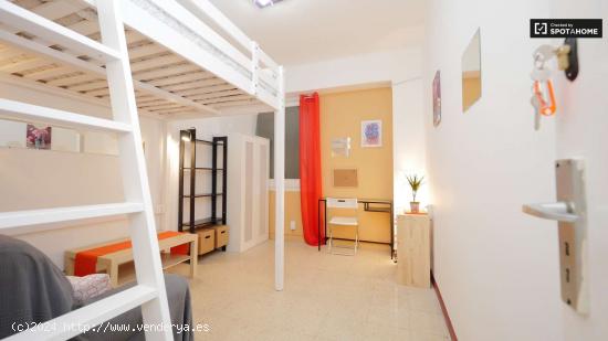 Amplia habitación en alquiler en un apartamento de 4 dormitorios en L'Eixample - BARCELONA