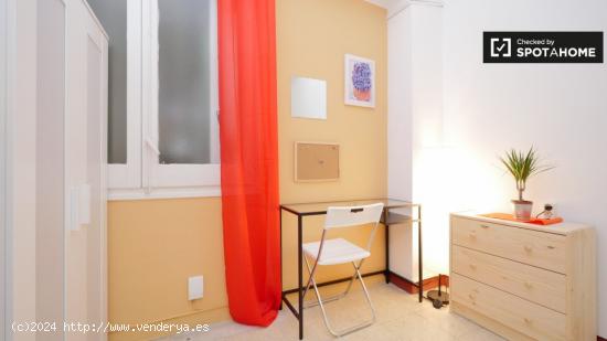 Amplia habitación en alquiler en un apartamento de 4 dormitorios en L'Eixample - BARCELONA