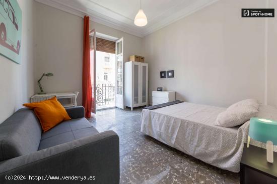 Amplia habitación en un apartamento de 6 dormitorios, L'Eixample - VALENCIA