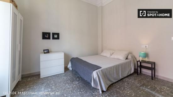 Amplia habitación en un apartamento de 6 dormitorios, L'Eixample - VALENCIA