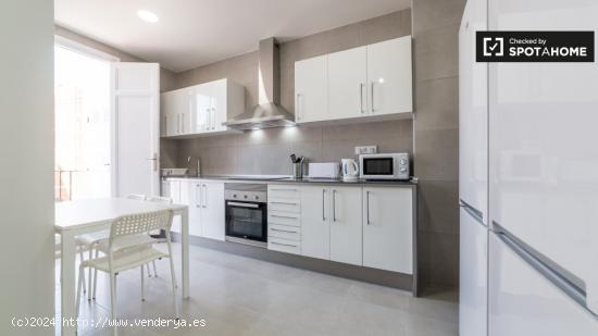 Amplia habitación en un apartamento de 6 dormitorios, L'Eixample - VALENCIA