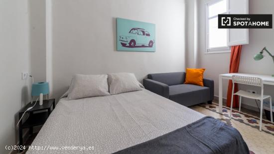 Habitación amueblada en un apartamento de 6 dormitorios, L'Eixample - VALENCIA