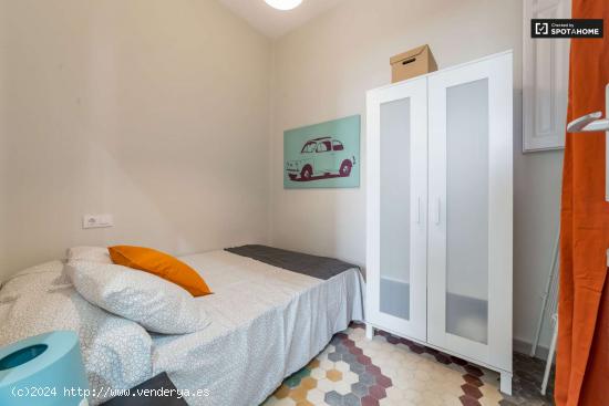  Habitación amueblada en un apartamento de 6 dormitorios, L'Eixample - VALENCIA 