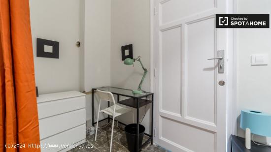 Habitación amueblada en un apartamento de 6 dormitorios, L'Eixample - VALENCIA