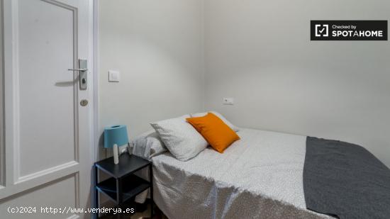 Habitación amueblada en un apartamento de 6 dormitorios, L'Eixample - VALENCIA