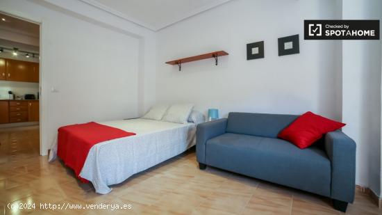 Amplia habitación en un apartamento de 6 dormitorios, Quatre Carreres - VALENCIA