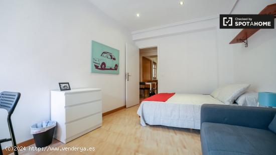 Amplia habitación en un apartamento de 6 dormitorios, Quatre Carreres - VALENCIA