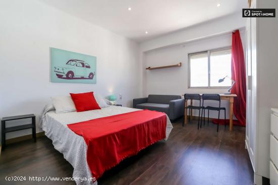 Habitación amueblada en un apartamento de 6 dormitorios, Quatre Carreres - VALENCIA