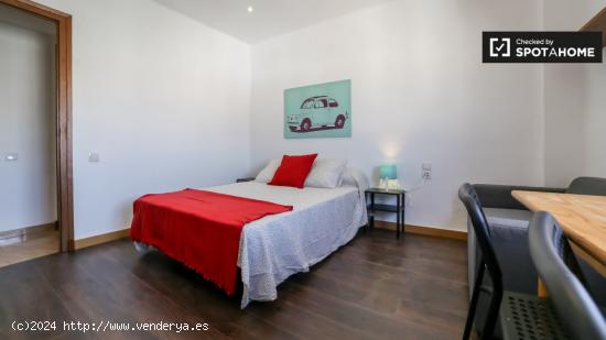 Habitación amueblada en un apartamento de 6 dormitorios, Quatre Carreres - VALENCIA