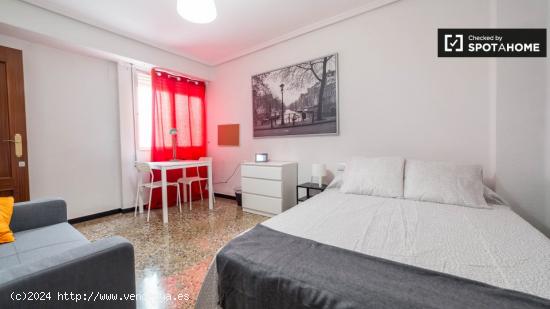 Amplia habitación en un apartamento de 5 dormitorios en Quatre Carreres - VALENCIA