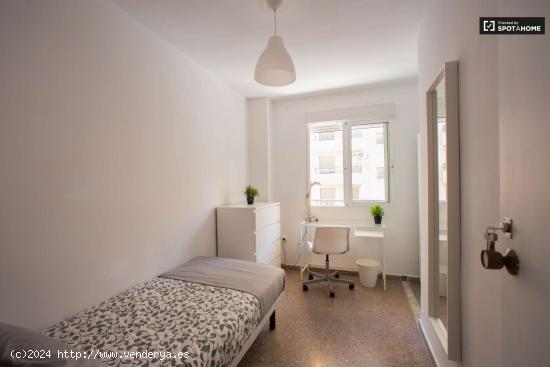  Habitación luminosa en alquiler en un apartamento de 5 dormitorios en La Saïdia - VALENCIA 