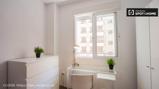 Habitación luminosa en alquiler en un apartamento de 5 dormitorios en La Saïdia - VALENCIA