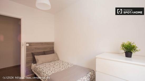 Habitación luminosa en alquiler en un apartamento de 5 dormitorios en La Saïdia - VALENCIA