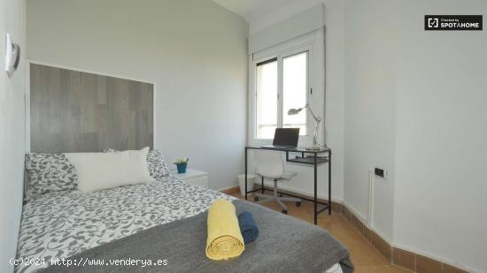 Encantadora habitación en alquiler en el apartamento de 5 dormitorios en La Dreta de l'Eixample - B