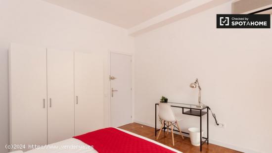 Cómoda habitación en alquiler en apartamento de 5 dormitorios en Sarrià-Sant Gervasi - BARCELONA