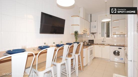 Acogedora habitación en alquiler en el apartamento de 5 dormitorios en Barri Gòtic - BARCELONA