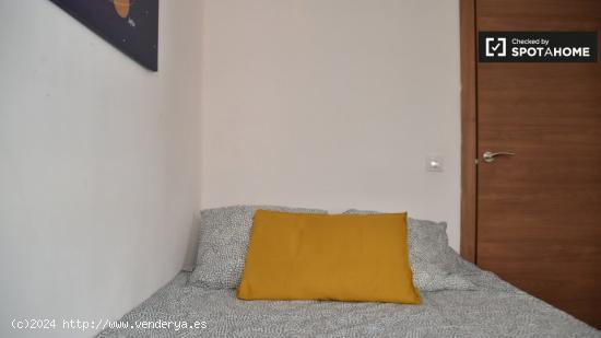 Se alquila habitación en piso de 3 habitaciones en Ciutat Vella - VALENCIA