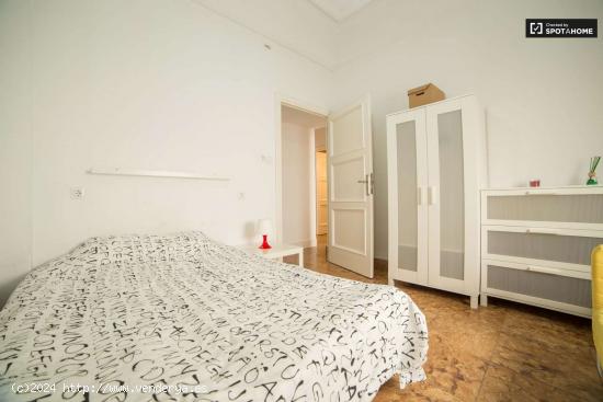  Habitación acogedora con estantería en un apartamento de 6 dormitorios, Ciutat Vella - VALENCIA 