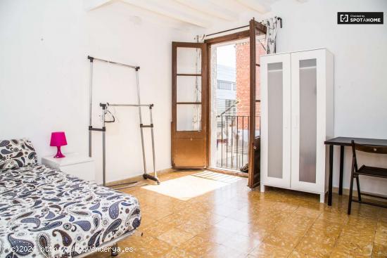 Acogedora habitación con ventana con vistas a un patio en piso compartido, El Raval - BARCELONA