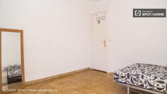 Acogedora habitación con ventana con vistas a un patio en piso compartido, El Raval - BARCELONA