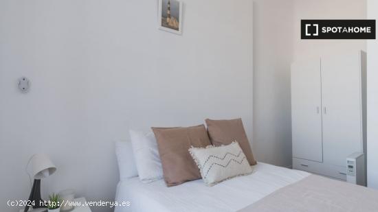 ¡Habitaciones en alquiler en un apartamento de 5 habitaciones en Madrid! - MADRID