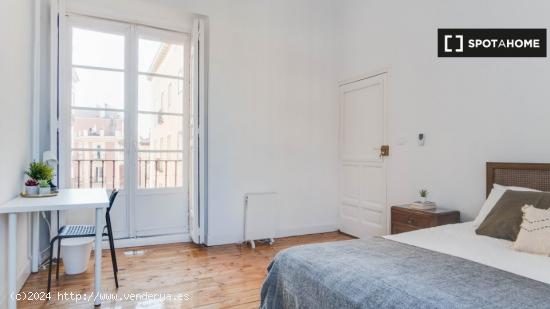 ¡Habitaciones en alquiler en un apartamento de 5 habitaciones en Madrid! - MADRID