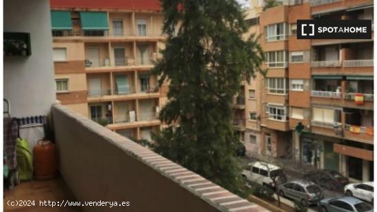 Habitaciones en alquiler en un apartamento de 3 dormitorios cerca de la Universidad Politécnica de 