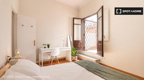 Se alquila habitación en piso de 6 habitaciones en Barcelona - BARCELONA