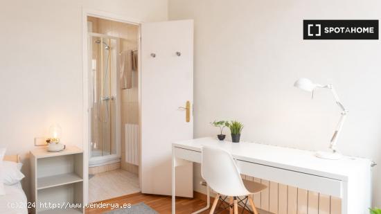 Se alquila habitación en piso de 6 habitaciones en Barcelona - BARCELONA