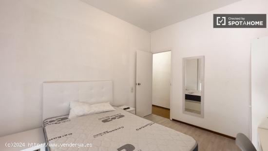 Se alquila habitación en piso de 4 habitaciones en Pedralbes,Barcelona - BARCELONA