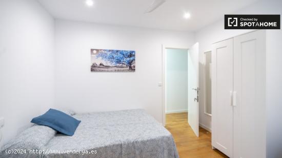 Se alquila habitación en piso de 6 habitaciones en Valencia - VALENCIA