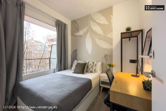  Se alquila habitación en piso de 6 habitaciones en Eixample - BARCELONA 