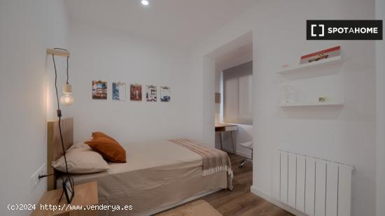 Se alquila habitación en piso de 4 dormitorios en Barcelona - BARCELONA