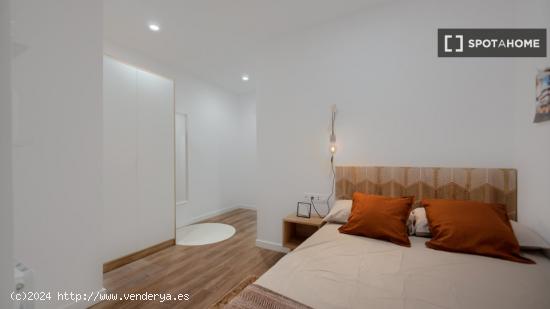 Se alquila habitación en piso de 4 dormitorios en Barcelona - BARCELONA