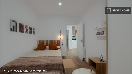 Se alquila habitación en piso de 5 habitaciones en Barcelona - BARCELONA