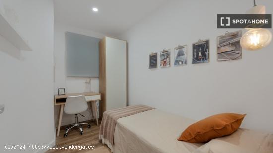 Se alquila habitación en piso de 5 habitaciones en Barcelona - BARCELONA