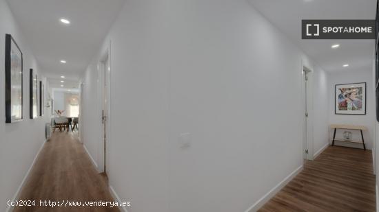 Se alquila habitación en piso de 5 habitaciones en Barcelona - BARCELONA