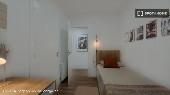 Se alquila habitación en piso de 5 habitaciones en Barcelona - BARCELONA