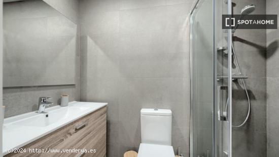 Se alquila habitación en piso de 5 habitaciones en Barcelona - BARCELONA