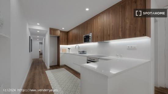 Se alquila habitación en piso de 5 habitaciones en Barcelona - BARCELONA