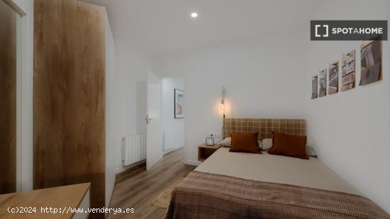 Se alquila habitación en piso de 5 habitaciones en Barcelona - BARCELONA