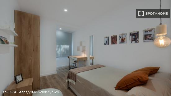 Se alquila habitación en piso de 5 habitaciones en Barcelona - BARCELONA