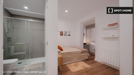 Se alquila habitación en piso de 5 habitaciones en Barcelona - BARCELONA