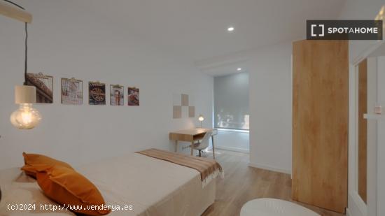 Se alquila habitación en piso de 4 dormitorios en Barcelona - BARCELONA