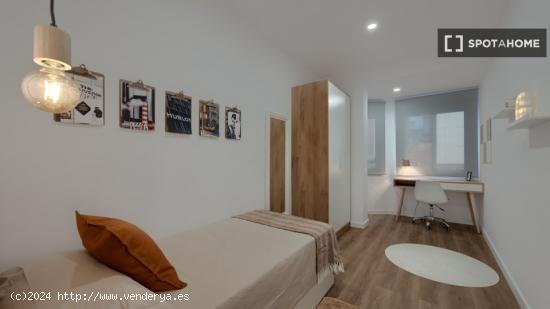 Se alquila habitación en piso de 4 dormitorios en Barcelona - BARCELONA