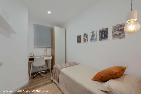 Alquiler de habitaciones en apartamento de 5 dormitorios en Fort Pienc - BARCELONA