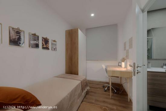 Alquiler de habitaciones en apartamento de 5 dormitorios en Fort Pienc - BARCELONA